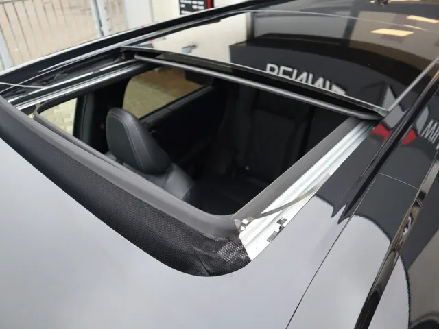 Mitsubishi Outlander 2.4 PHEV Black Edition All Seasons | Yamaha sound