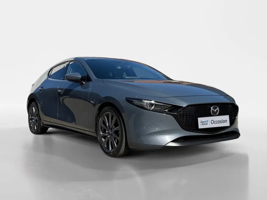 Mazda 3 2.0 e-SkyActiv-G M Hybrid 122 Comfort met Bose | Apple Carplay / Android Auto | Navigatiesysteem | Licht + Regensensor | Elektrisch Verstelbare Bestuurderstoel  | Stoel + Stuurverwarming | Parkeersensoren Voor + Achter | Camera Achter | 18'Lichtmetalen ve