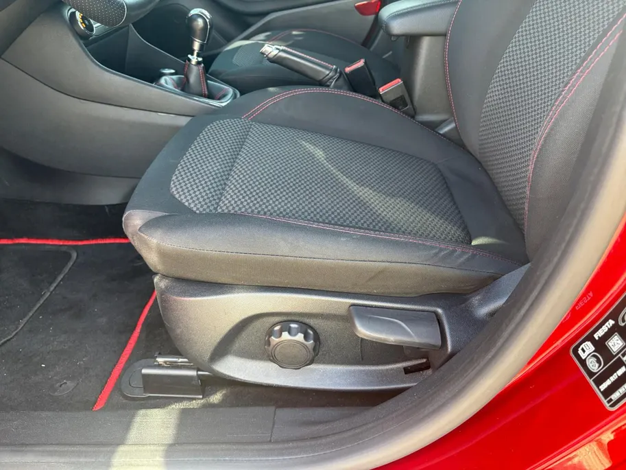 Ford Fiesta 1.0 EcoBoost ST-Line |Voorruitverwarming| Navigatie| Achterspoiler| 12 maanden Bovag garantie}