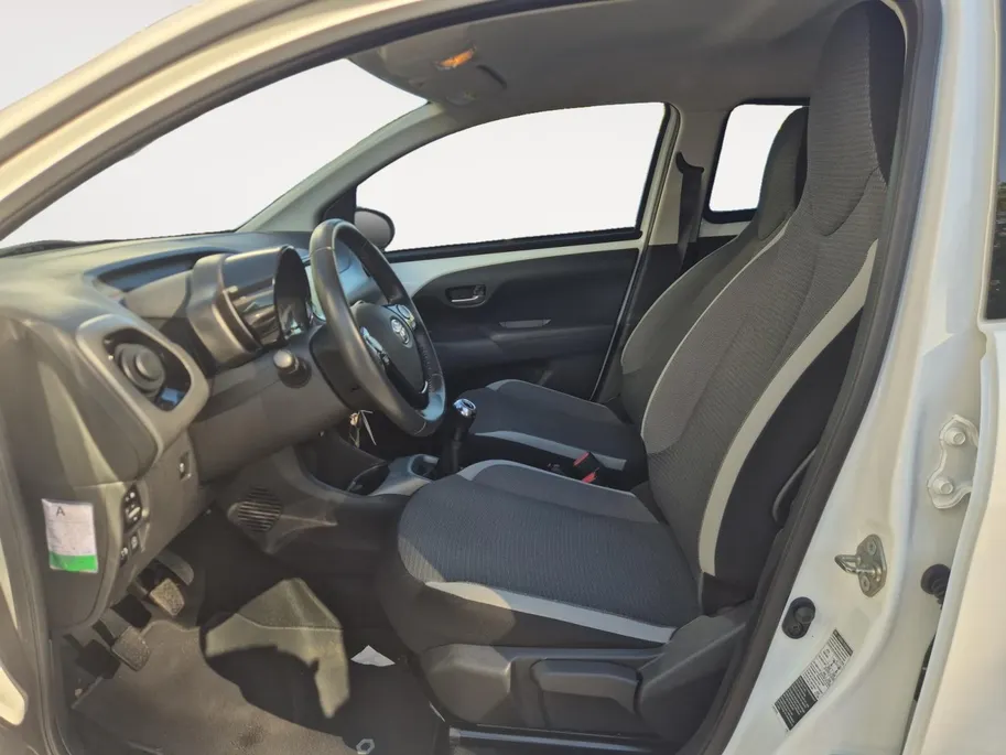 Toyota Aygo 1.0 VVT-i x-play | Airco | Bluetooth | Camera | 5 deurs | Zwart dak |