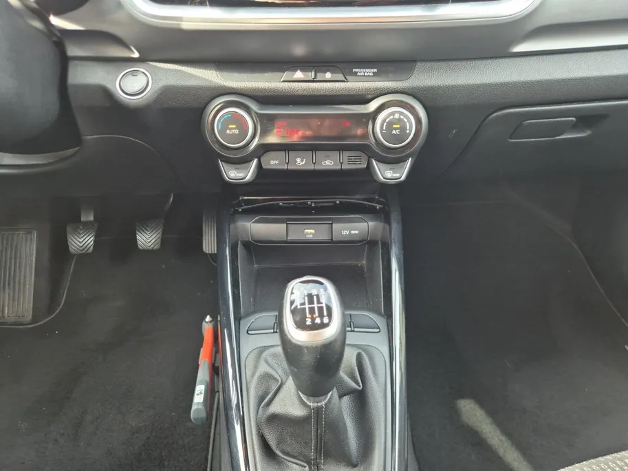 Kia Stonic 1.0 T-GDi MHEV DynamicPlusLine | Cruise Control | Climate Control | Camera | Navigatie | Parkeersensoren | Trekhaak | Zwart Dak |