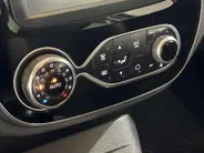 Renault Captur 90PK TCe Intens | All Season Banden | Armsteun | Navi | Camera | Parkeersensoren | Climate Control | Bluetooth | Lichtmetalen Velgen | Licht & Regen Sensor |