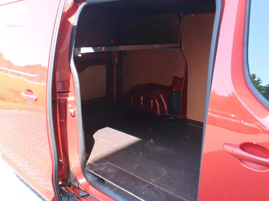 Peugeot Expert 227S 2.0 BlueHDI 180 Premium Pack | Trekhaak | Navi | Camera | Dodehoek detectie | Automaat | PDC | Airco | Cruise | Betimmerd | Betonplex vloer |