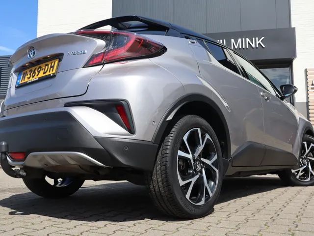 Toyota C-HR 1.8 Hybrid Bi-Tone Trekhaak | Leder | Blindspot | Stoelverwarmin