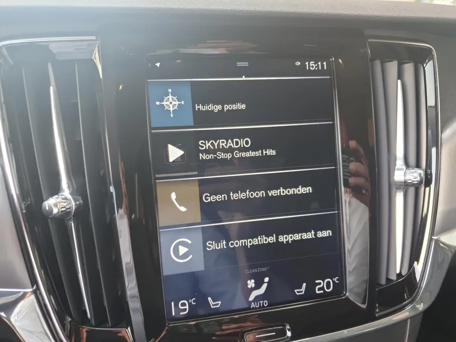 Volvo V90 2.0 T4 Momentum | Stoel en stuurverwarming | Elektrisch bedienbare voorstoelen | Camera | Lederen bekleding | Navigatie | Parkeersensoren voor en achter | Elektrische achterklep |