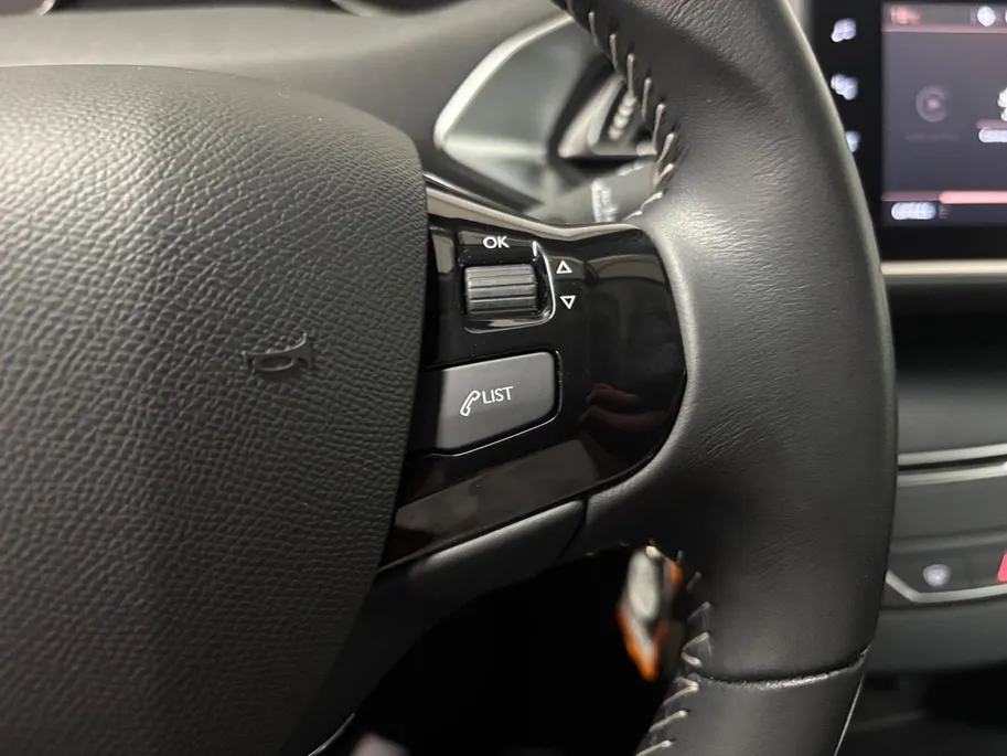 Peugeot 308 1.2 PureTech Allure APPLE CARPLAY ANDROID AUTO CAMERA PARKEERSENSOREN 5 DEURS LM VELGEN PAS 17000KM VOLLEDIGE DEALER ONDERHOUDEN ALLES AANTOONBAAR