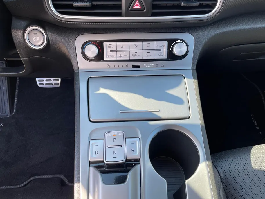 Hyundai Kona EV Premium 64 kWh | LAGE KM STAND! | Leder | Stoel- stuurverwarming | Navi