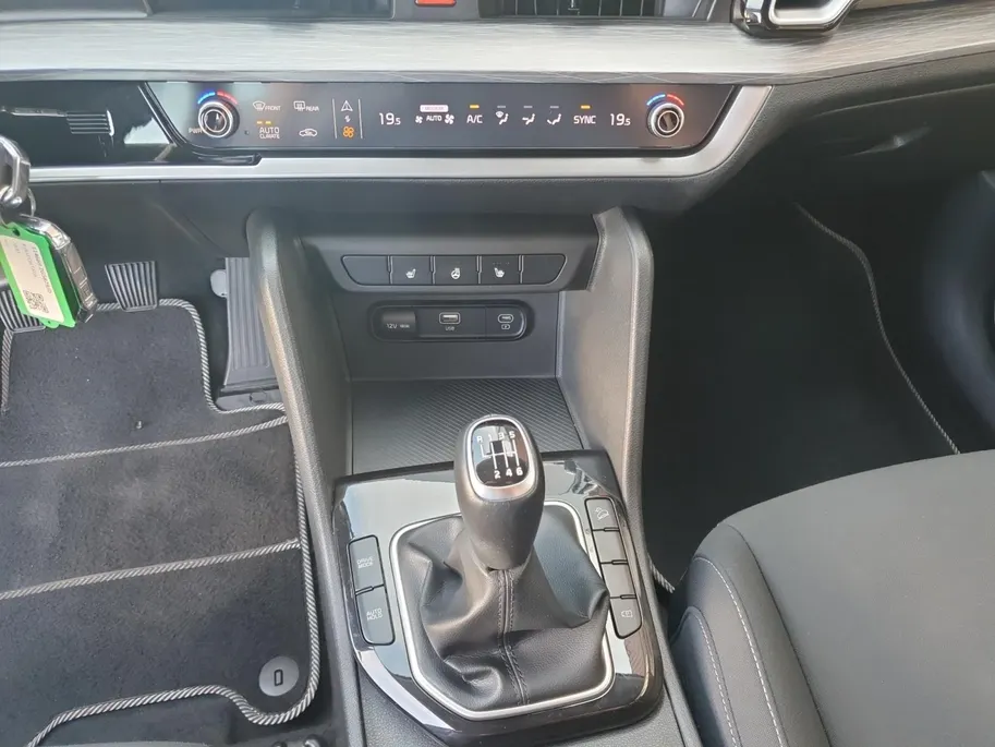 Kia Sportage 1.6T MHEV DynamicLine Edition | Stoel en stuurverwarming | Camera | Navigatie | Apple Carplay / Android Auto | Climate control |