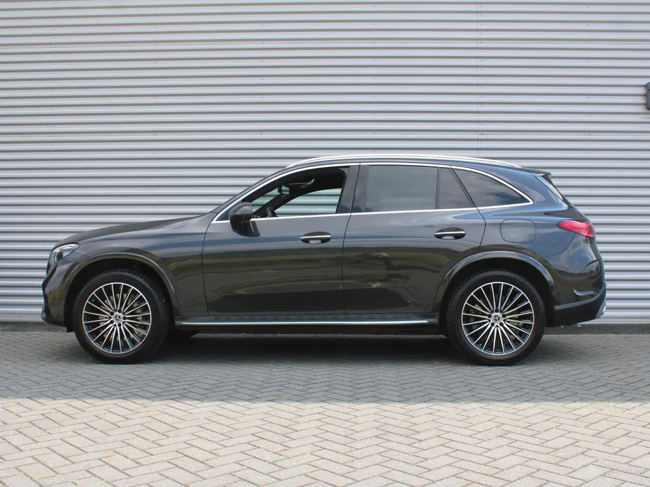 Mercedes-Benz GLC 300e 4MATIC AMG Line | 360 Camera | Schuifdak | Cruise adapt. | 20' LM | HUD | Treeplanken | Dodehoek detectie | Stoelverwarming + geheugen | BTW auto |
