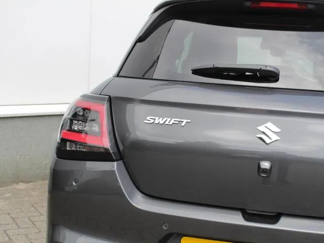 Suzuki Swift 1.2 Style Smart Hybrid | € 2200,- DEALERKORTING! | Snel Rijden!