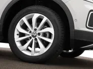 Volkswagen T-Roc 1.0 TSI 110pk Life · Camera · Apple/Android Car Play · Parkeer assistent · ACC · Clima · Draadloze Telefoonlader · Elek. Inklapbare Spiegels · Garantie t/m 28-03-2028 of 100.000km