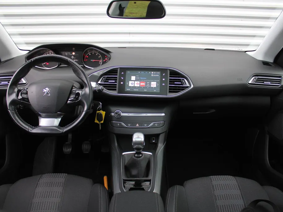 Peugeot 308 1.2 PureTech Allure | Panoramadak | 17” LM | Parkeersensor v+a | Navi | Cruise | Clima | Apple CarPlay/Android Auto |