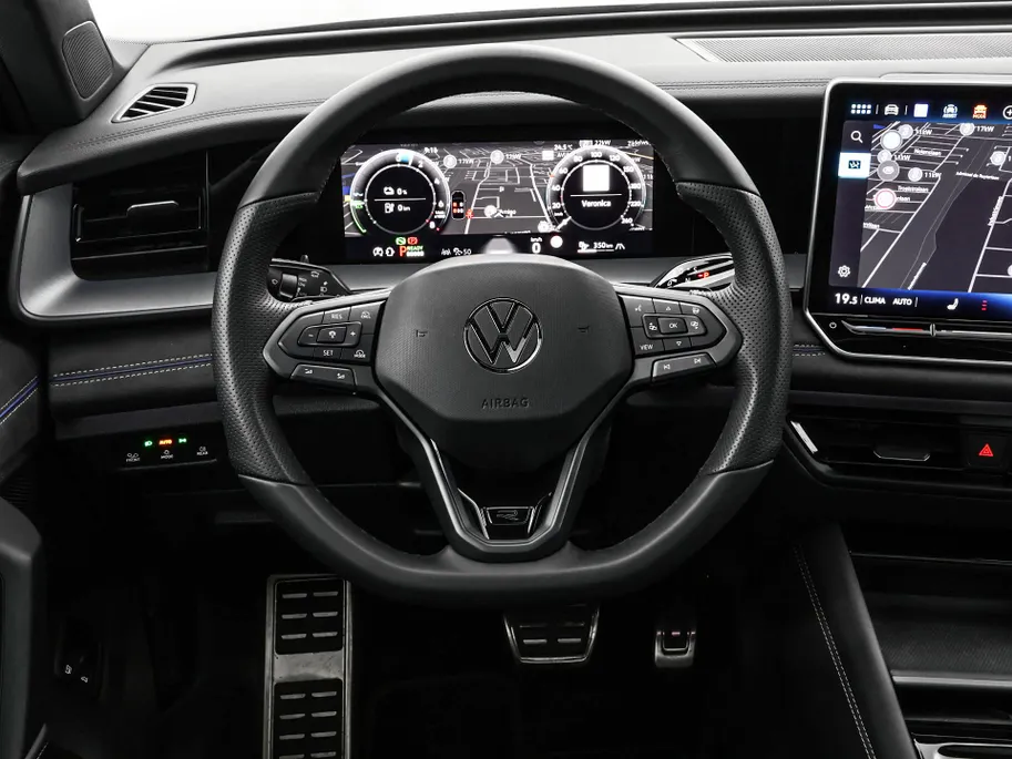 Volkswagen Tayron 1.5 272pk DSG eHybrid R-Line Edition · Panoramadak · 360 Camera · Wegklapbare Trekhaak · Black Style · 20'' Inch · Garantie t/m 17-11-2029 of 100.000km
