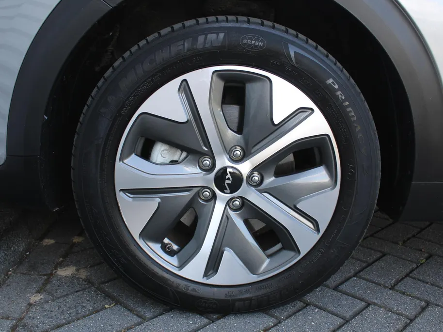 Kia e-Niro DynamicPlusLine 64 kWh | Schuif-/kantel dak | Cruise adapt.| Navi | 17' LM | Stuur-/stoelverwarming | Camera | Clima |