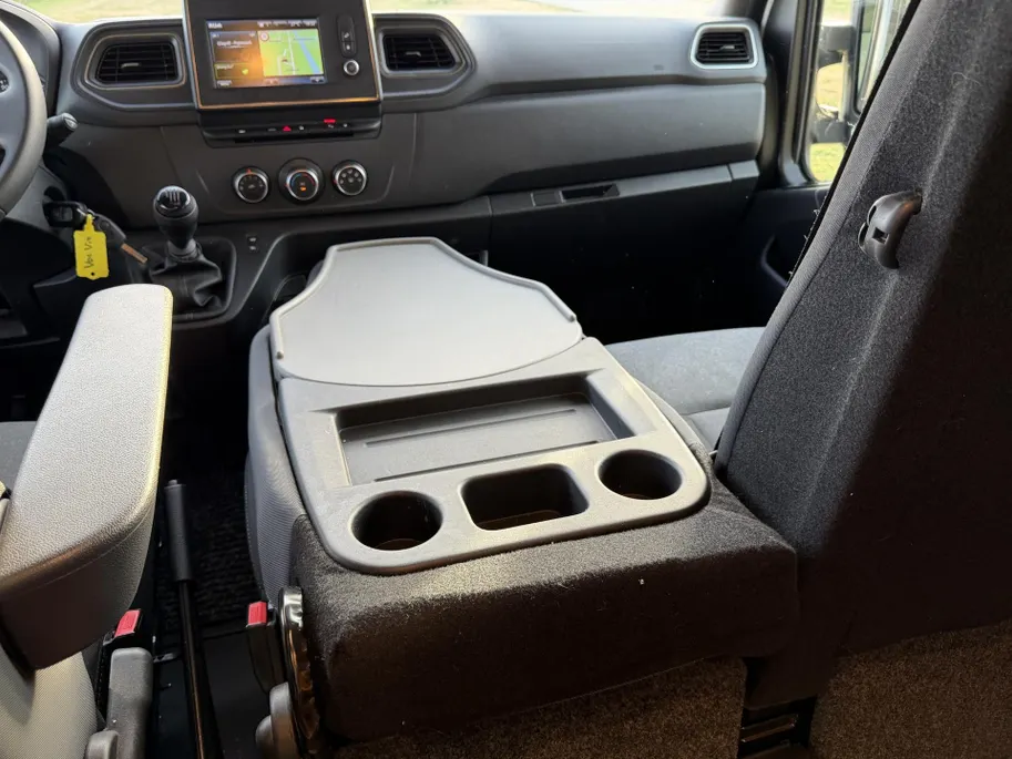 Renault Master T35 2.3 dCi 135 L3H2 Work Edition | Camper Edition | Motorsport Edition | Thule Omnistor Luifel | Airco in Leefruimte | TV | Koelkast | Magnetron | Volledig Bed | 2 Lederen Stoelen | DAB | LED Verlichting Leefruimte |