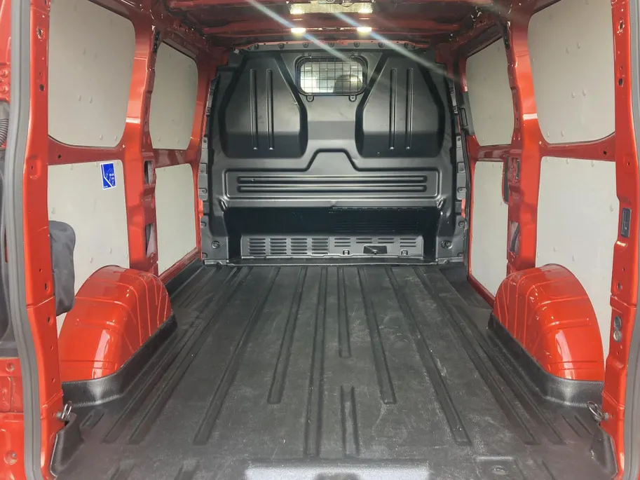 Ford Transit Custom 320 2.0 TDCI 136 pk Automaat AWD Limited L1H1 Navigatie - Apple Carplay/Anrdoid Auto - Ruiten achter - Trekhaak