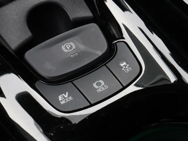 Toyota C-HR 1.8 Hybrid Style Trekhaak | All Seasonbanden | Stuur en stoelverwarming