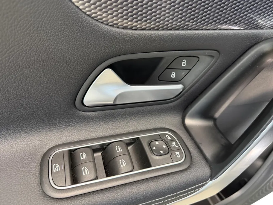 Mercedes-Benz CLA 180 AUTOMAAT | LUXURY LINE | APPLE CARPLAY | NL-AUTO |