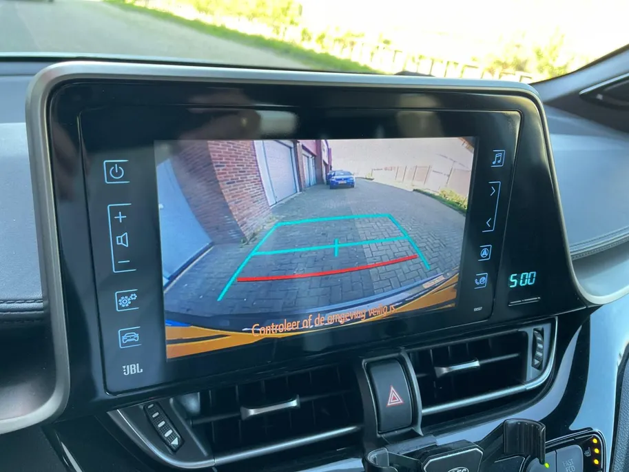 Toyota C-HR 1.8 Hybrid Bi-Tone | Side Bars| Leer| Lichtmetalen velgen| Stoel verwarming| 4 seizoenbanden| Afneembare trekhaak| JBL speakers| BI-Tone uitvoering| Navigatie| Metalliclak