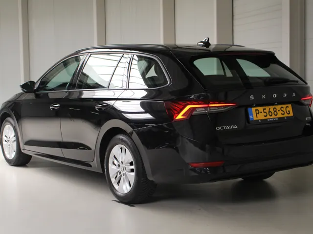 Škoda Octavia Combi 1.0 e-TSI Business Edition Navigatie | Parkeersensoren achter | Led verlichting | El. achterklep