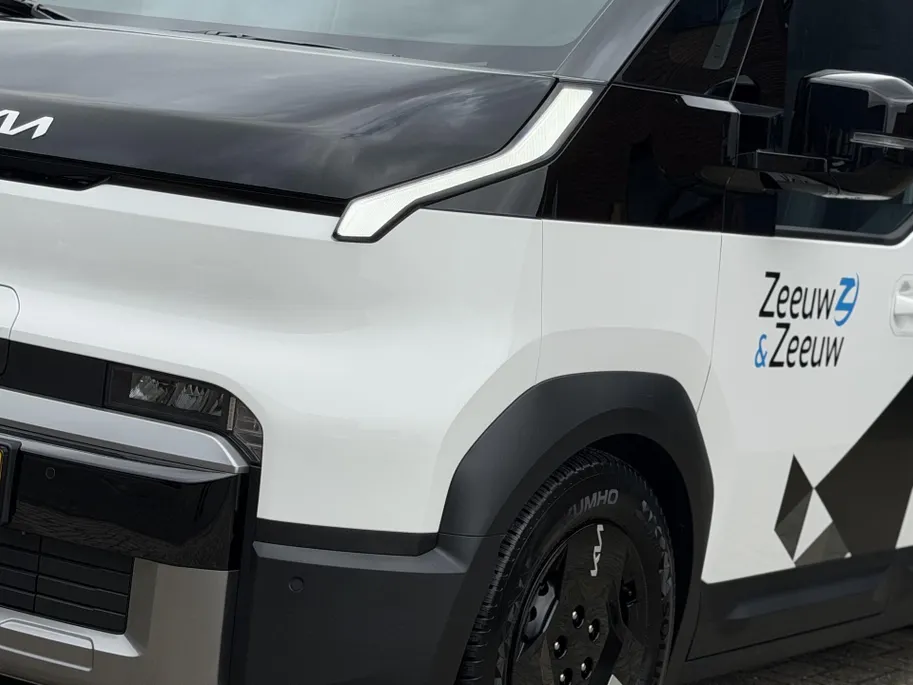 Kia PV5 L2H1 Plus 51.5 kWh | incl. berkentriplex laadvloer | All-season banden | 297 km WLTP-actieradius | Snelladen van 10% tot 80% in 30 minuten | Stoel- en stuurverwarming | Achteruitrijcamera | Draadloos Apple/Android Carplay | Parkeersensoren voor- en achter