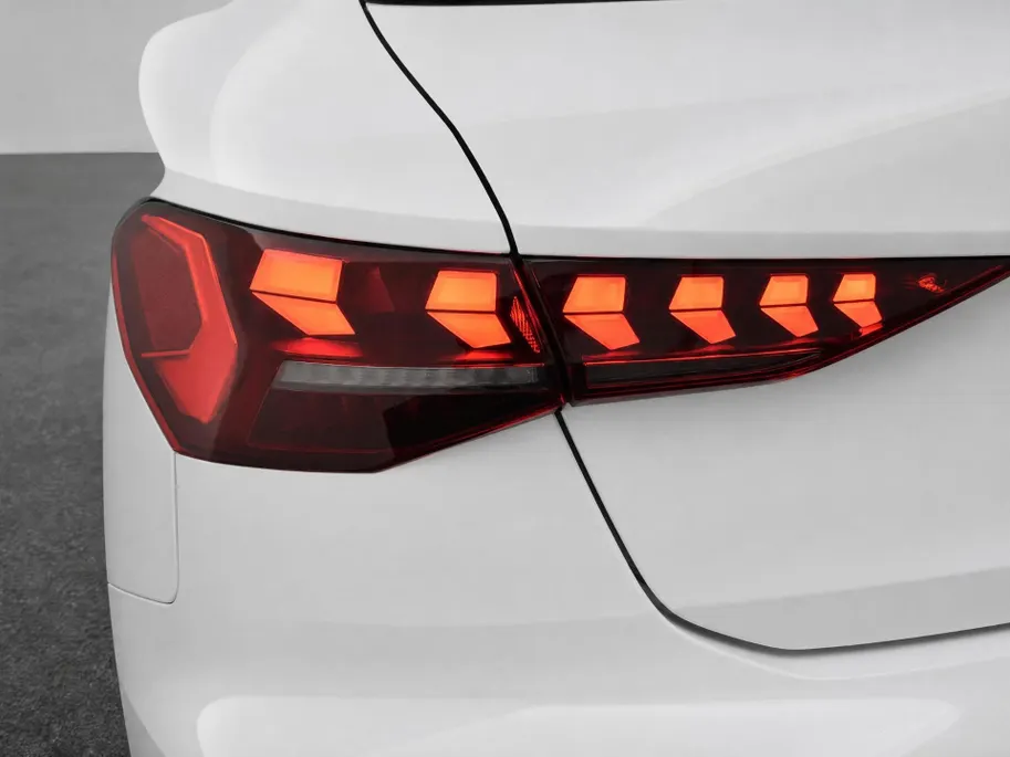 Audi A3 Allstreet Advanced edition 40 TFSI e 204 PK · Lederen bekleding · Comfortsleutel · 18' LM Velgen · Assist. Driving + Parking plus