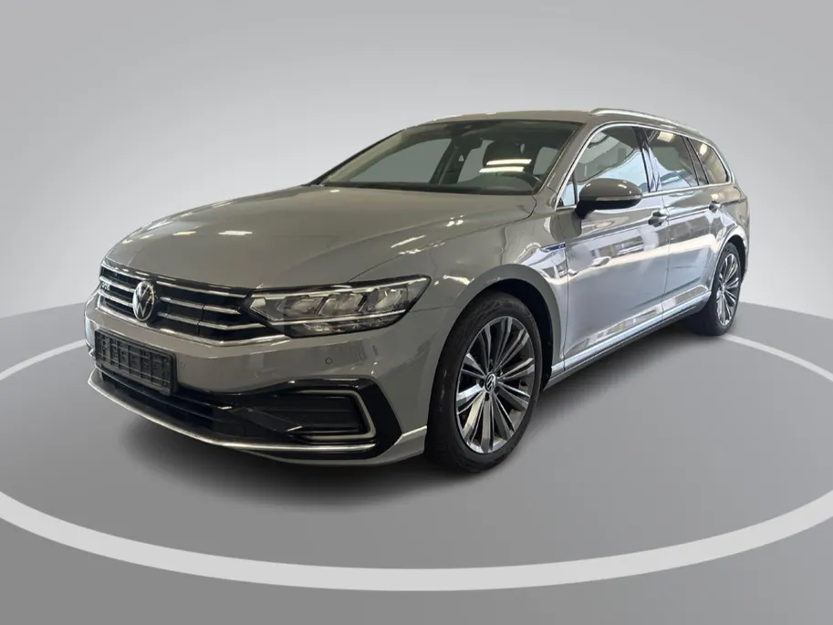 Volkswagen Passat 1.4 TSI eHybrid 218pk DSG GTE Business · Camera · Inklap. Trekhaak · Elek. Achterklep · Keyless · Stoelverwarming · ACC ·