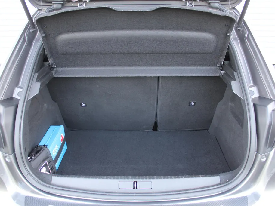 Peugeot 208 1.2 PureTech GT Pack | Stoelverwarming | Pano dak | Camera | Cruise adapt. | Dodehoek detectie | 17' LM | Navi | Clima | Leer/alcantara sportstoelen |