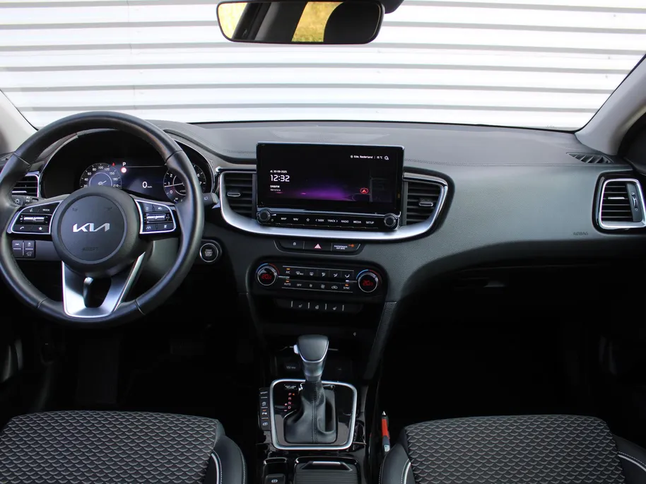 Kia Ceed Sportswagon 1.5 T-GDi DynamicPlusLine | Stoel- & stuurverwarming | Camera | Clima | Cruise adapt. | LED | Navi | Elek. achterklep | 16' LM |