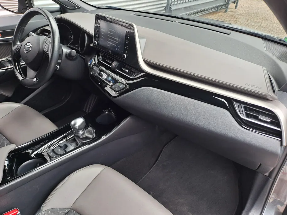 Toyota C-HR 2.0 Hybrid Executive | Automaat | Cruise control adaptief | JBL | Camera | Navigatiesysteem full map | Apple Carplay/Android Auto | LM Velgen
