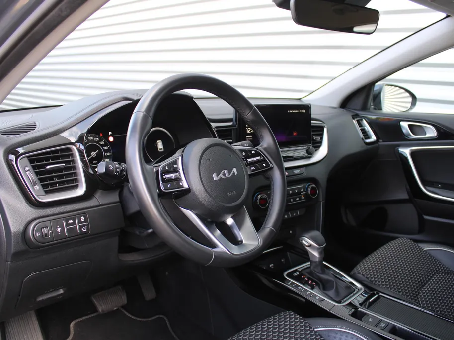 Kia Ceed Sportswagon 1.5 T-GDi DynamicPlusLine | Stoel- & stuurverwarming | Camera | Clima | Cruise adapt. | LED | Navi | Elek. achterklep | 16' LM |