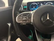 Mercedes-Benz A-Klasse 200 Launch Edition Premium AUTOMAAT AMBIENT LIGHT NAVI AIRCO CAMERA CRUISE CONTROLE AMBIANCE VERLICHTING APPLE CARPLAY ANDRIOD AUTO AMG PAKKET ZEER MOOIE AUTO