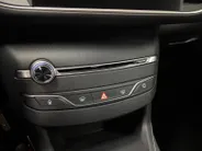 Peugeot 308 1.2 PureTech Allure APPLE CARPLAY ANDROID AUTO CAMERA PARKEERSENSOREN 5 DEURS LM VELGEN PAS 17000KM VOLLEDIGE DEALER ONDERHOUDEN ALLES AANTOONBAAR