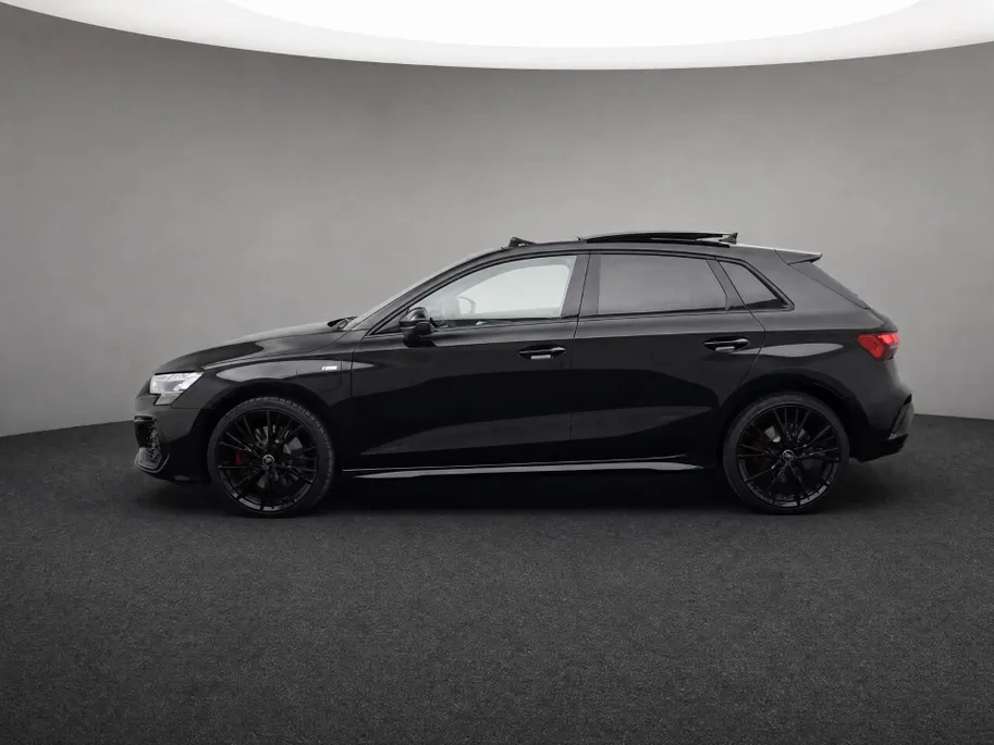 Audi A3 Sportback 45 TFSI e S edition Competition Panoramadak · SONOS Sound System · 19'' lichtmetalen velgen · Sportstoelen alcantara · MEGA Sale