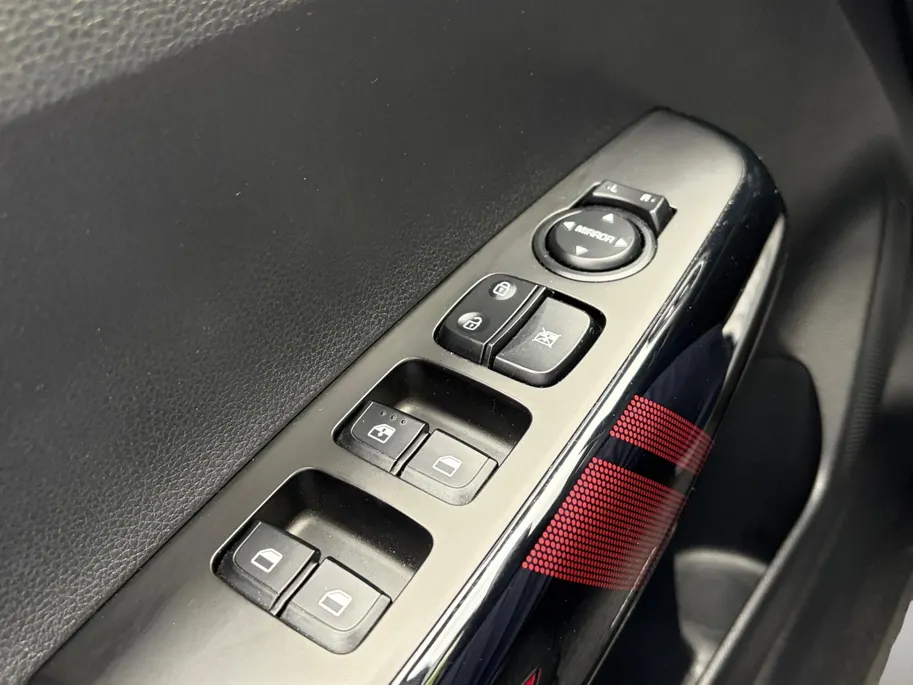 Kia Picanto 1.0 MPi GT-Line Edition Apple Carplay/Android Auto , navi , cruise , lm velgen , tel , camera , usb , sport stoelen , super mooie uitvoering . auto is voorzien van een nieuwe koppeling