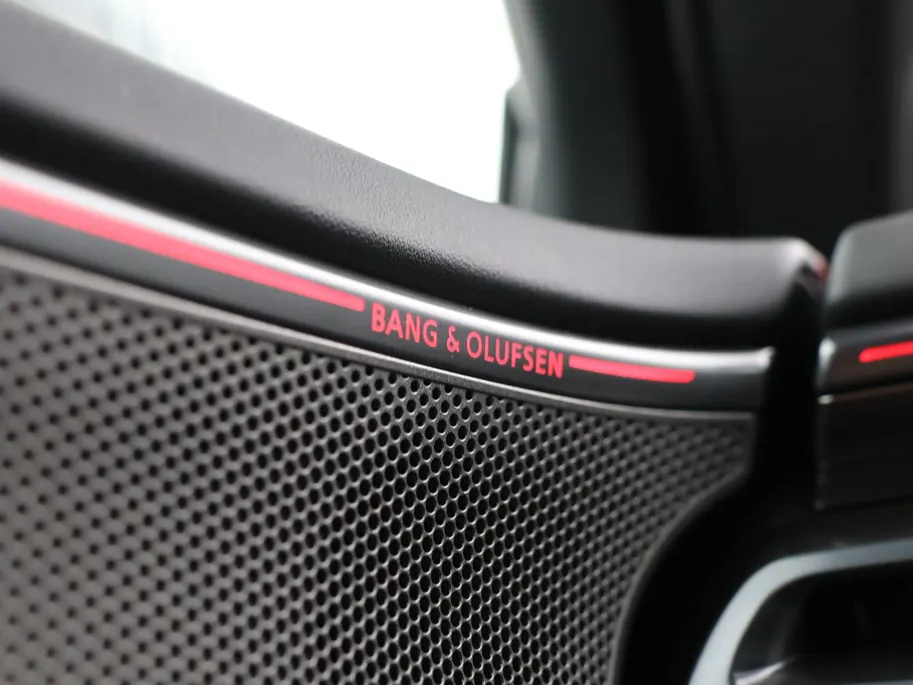 Audi A5 Avant 2.0 367pk S-tronic e-hybrid quattro S edition · 360 Camera · Wegklapbare Trekhaak · Bang & Olufsen Audio · Bijrijder Display · Zwart Optiek · 19'' Inch · Garantie t/m 26-07-2030 of 100.000