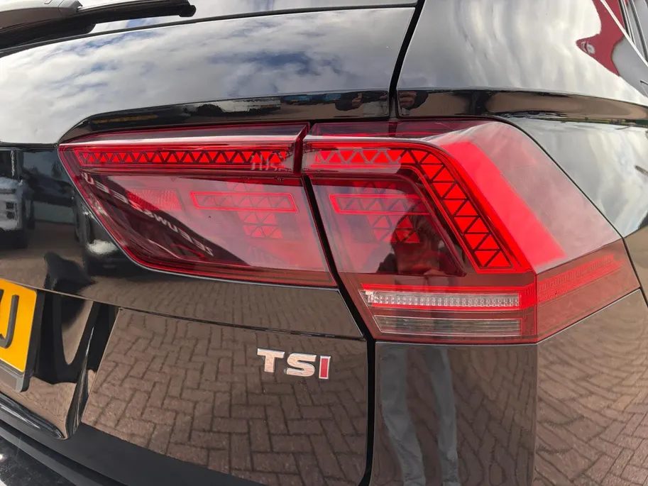 Volkswagen Tiguan Allspace 1.4 TSI Highline 7p. *Automaat*Navi*Schuif/kanteldak*Climate Control*Trekhaak*Stoelverwarming*Lederen bekleding*Parkeerhulp*Elekt. Achterklep*Vol opties!