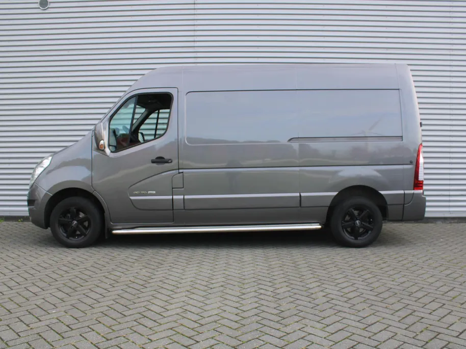 Renault Master T33 2.3 dCi L2H2 Stop & Start | Automaat | Trekhaak | Camera | Airco | Navi | Cruise | 16' LM | PDC | Licht-/regensensor | Volledig betimmerd |