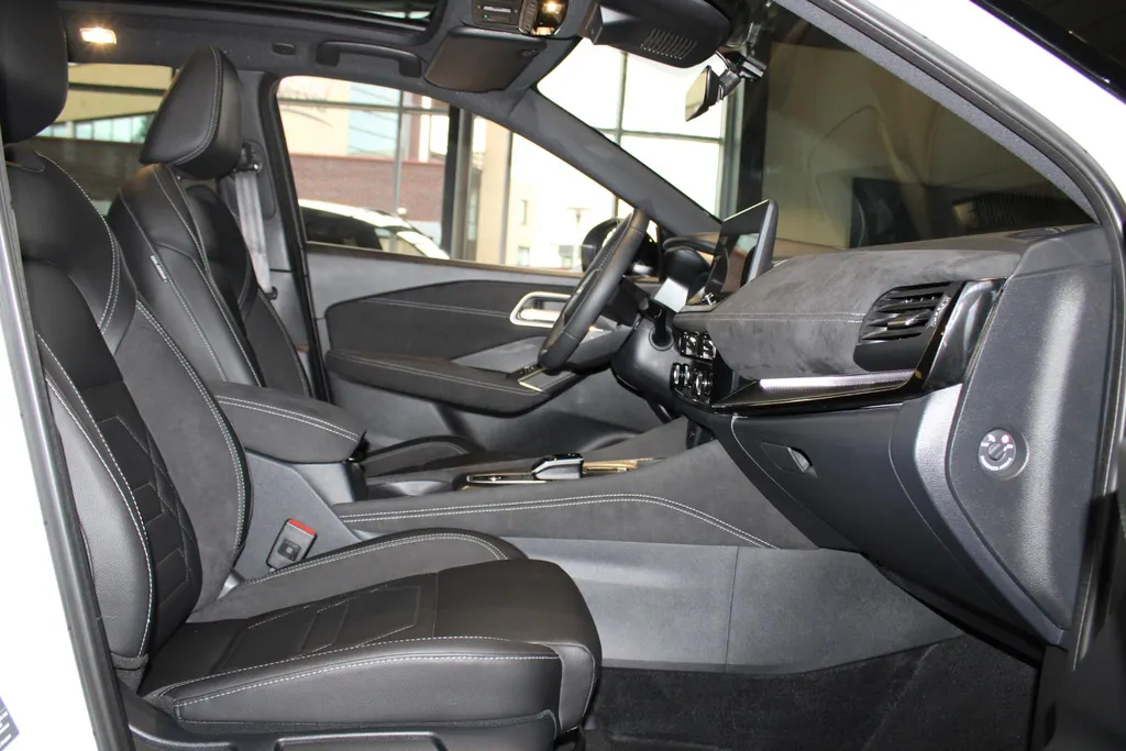 Nissan QASHQAI 1.5 e-Power N-Design | Stuur-, stoel- en voorruitverwarming  | 20inch wielen |360grd camera | parkeersensoren voor en achter | Electrische stoelverstelling met geheugen | Alcantra/lederen bekleding | 205PK | Two-tone lak | Apple carplay & Android auto |