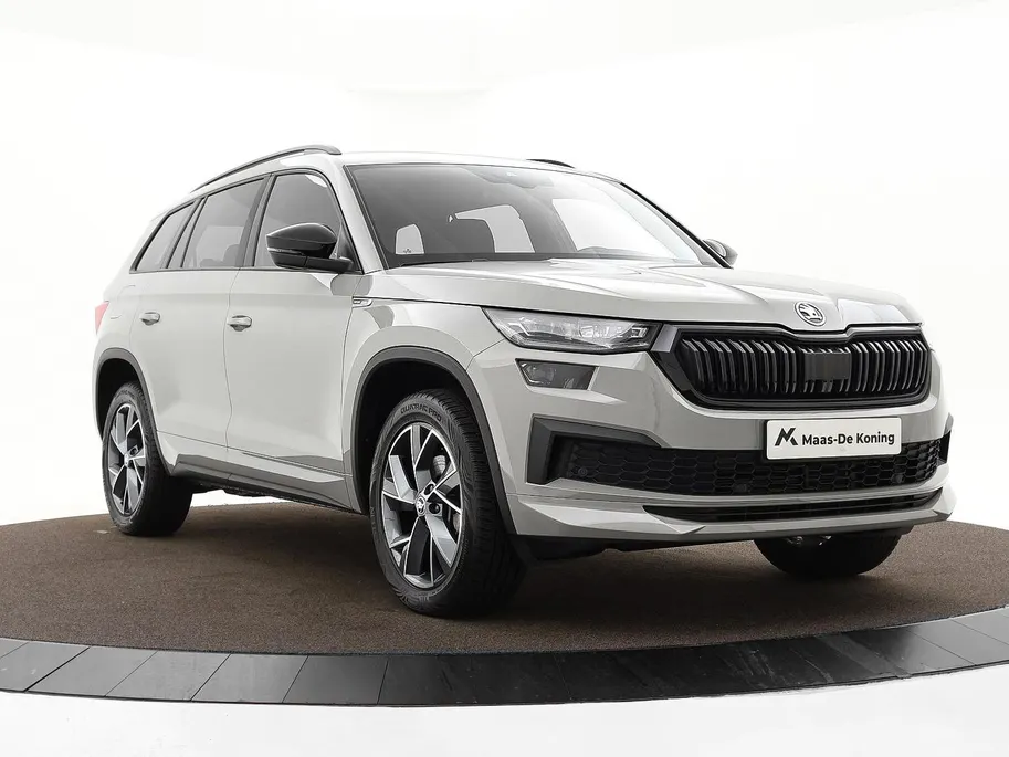 Škoda Kodiaq 1.5 TSI 150pk DSG Sportline Business 7p. · Camera · Inklap. Trekhaak · Keyless · Elek. Bestuurdersstoel + Geheugen · Matrix LED · Garantie t/m 27-05-2028 of 100.000km