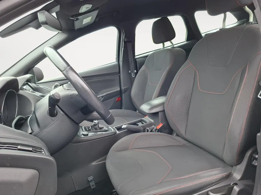 Ford Focus 1.0 ST-Line Wagon | Nieuwe distributieriem | Parkeersensoren | Navigatie | Climate Control | Voorruitverwarming | 17' Lichtmetaal | Trekhaak