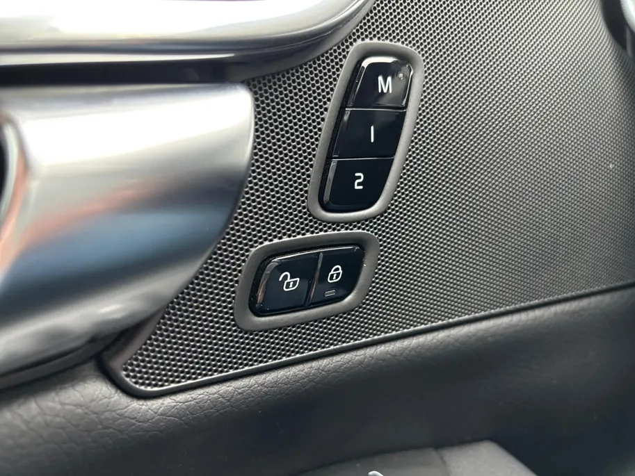 Volvo V90 2.0 T4 Momentum | LEDER | CAMERA | TREKHAAK | DEALER-ONDERHOUDEN | NL-AUTO |