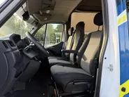 Renault Master T35 2.3 dCi 135 L3H2 Work Edition | Camper Edition | Motorsport Edition | Thule Omnistor Luifel | Airco in Leefruimte | TV | Koelkast | Magnetron | Volledig Bed | 2 Lederen Stoelen | DAB | LED Verlichting Leefruimte |