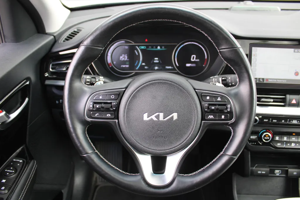 Kia e-Niro DynamicPlusLine 64 kWh | Warmtepomp | Schuif/kantel dak | 17' LM | Airco | Cruise | Navi | Camera |