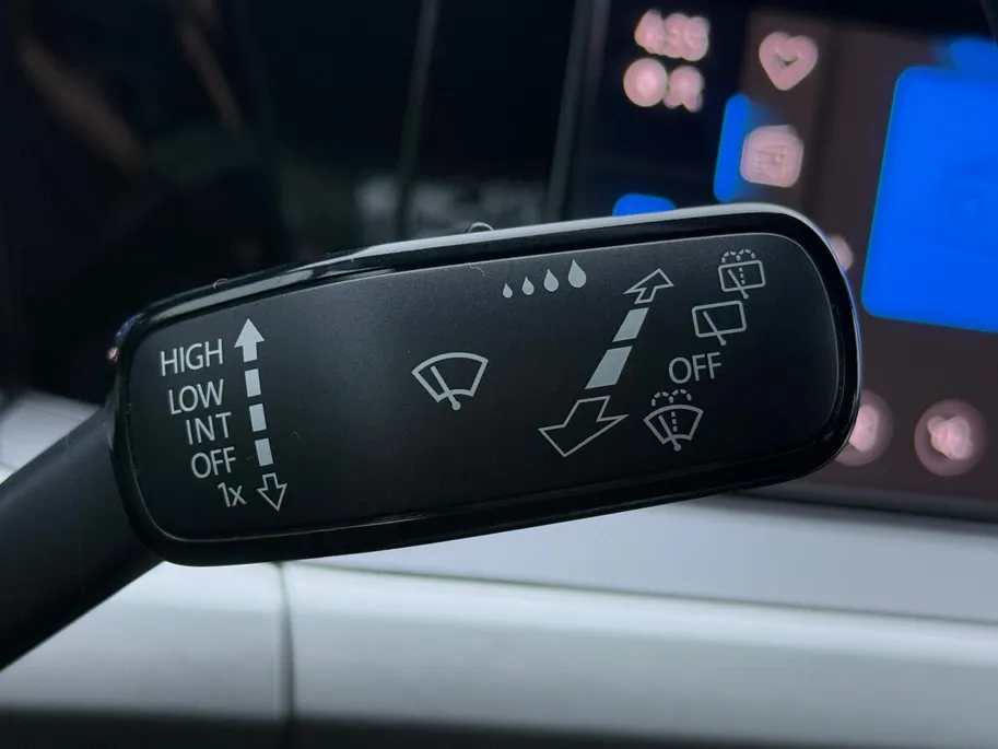 Volkswagen Golf 1.0 eTSI Life Business | CARPLAY | STOELVERWARMING | PARKEERSENSOREN | LICHTMETALEN VELGEN |