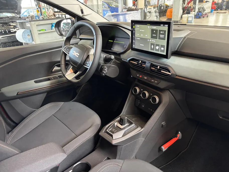 Dacia Jogger 1.8 hybrid 155 limited edition 7p. AUTOMAAT NAVI AIRCO CAMERA CRUISE CONTROLE APPLE CARPLAY ANDROID AUTO LM VELGEN 7 STOELEN !!LET OP RIJDENDE DEMO VRAAG NAAR ACTUELE KMSTAND!!!