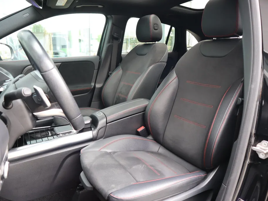 Mercedes-Benz GLA 200 Business Solution AMG l Trekhaak l Keyless l Panoramadak l Ambiente lichtpakket