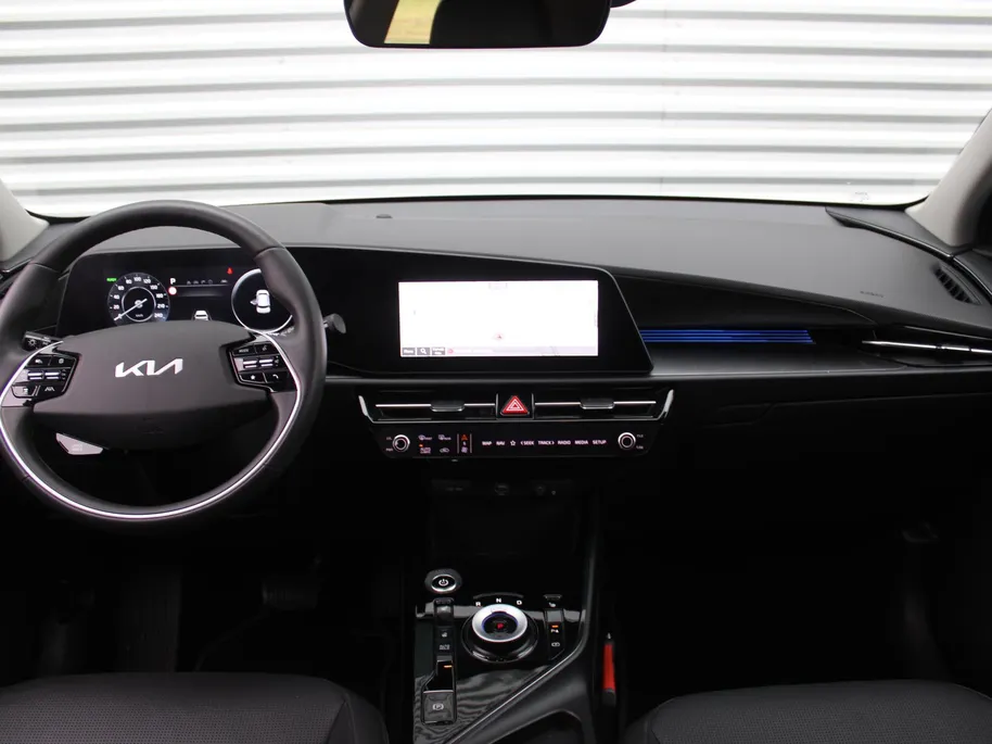 Kia Niro EV Edition Advanced 64.8 kWh | Stuur-/stoelverwarming | Elektr. stoelverstelling | Camera | Cruise adapt. | 17'LM | Clima | 17% bijtelling |