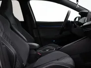Volkswagen Golf 1.5 eTSI 130pk DSG R-Line · Apple/Android Car Play · P-Sensoren · Navigatie · Sfeerverlichting · 17 Inch · Garantie t/m 12-02-2028 of 100.000km