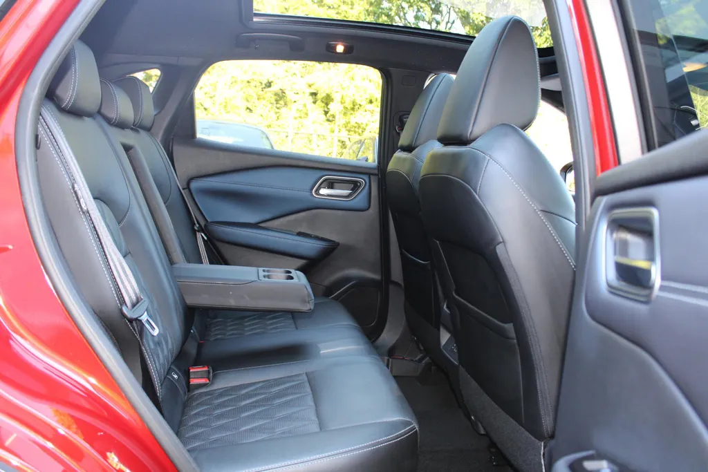 Nissan QASHQAI 1.3 MHEV Xtronic Tekna Plus |Nappa lederen bekleding| Bose audio | Head-up display | Trekhaak | 1800kg trekgewicht | All season banden | Stoelmassage | Stoelgeheugen | Stoel-, voorruit- en stuurverwarming